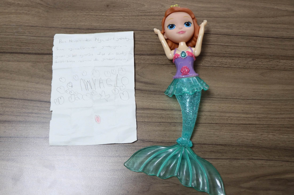 En sevdiği oyuncağı depremzede çocuklara gönderdi