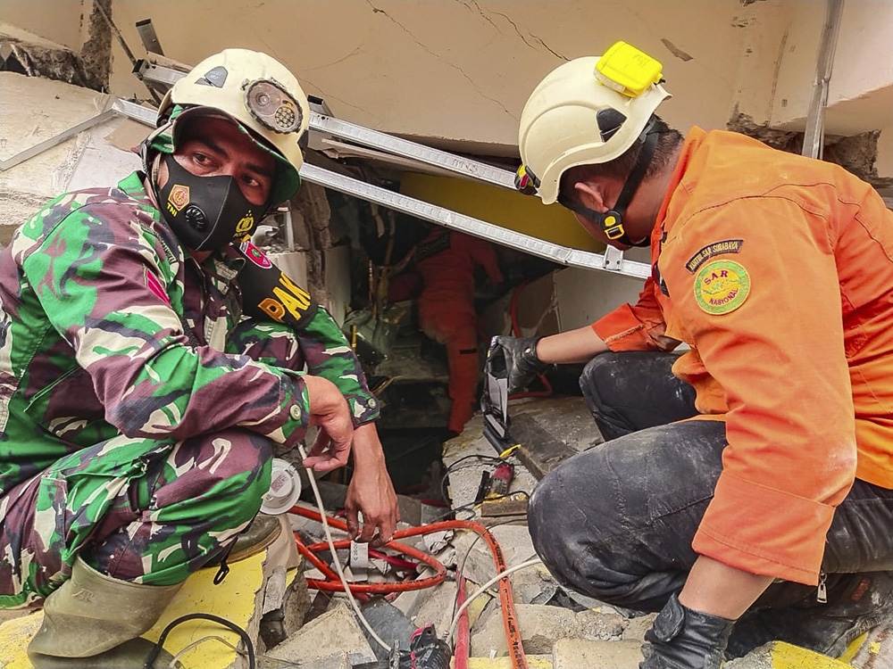 Endonezya’da 6.2 şiddetinde deprem: 10 ölü, 637 yaralı