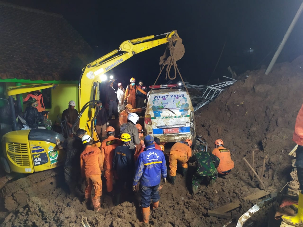 Endonezya’da heyelan: 11 ölü, 18 yaralı