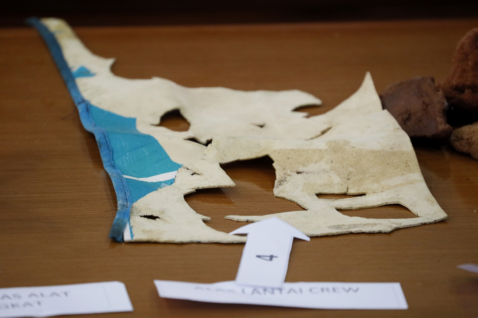 Endonezya’da kayıp denizaltının enkazına ait parçalara ulaşıldı