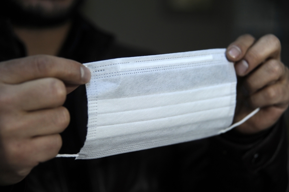 Endonezya’da maske takmayanlara mezar kazma cezası
