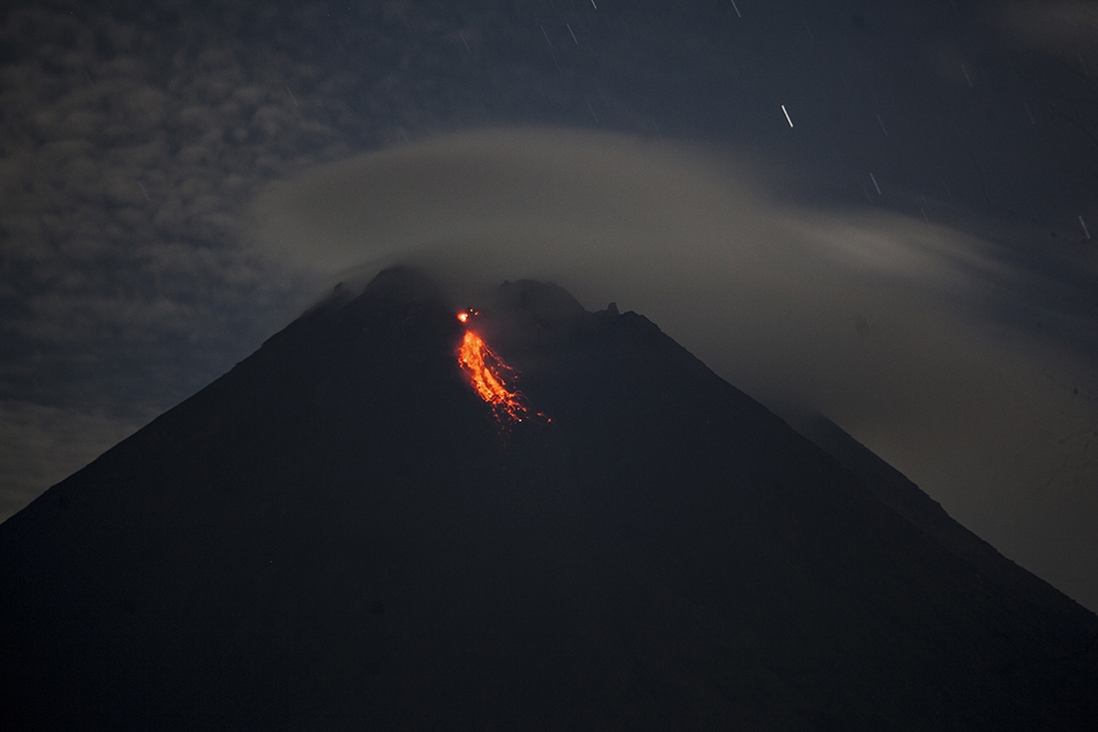 Endonezya’da Merapi Yanardağı’nda iki patlama: 500 kişi tahliye edildi