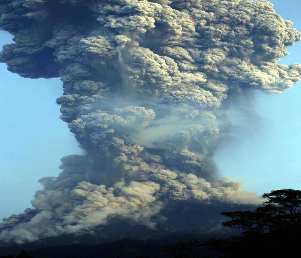 Endonezya’da Merapi Yanardağı’nda patlama
