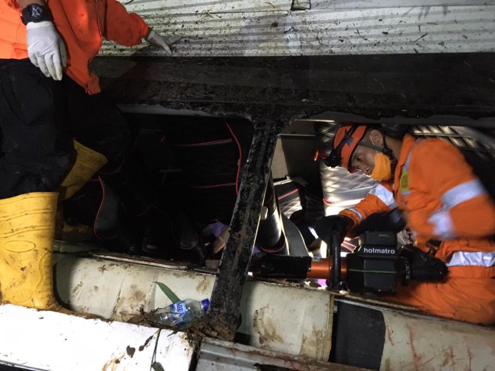 Endonezya’da otobüs vadiye uçtu: 27 ölü