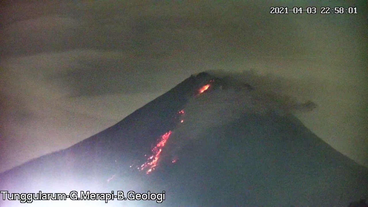 Endonezya’daki Merapi Yanardağı harekete geçti