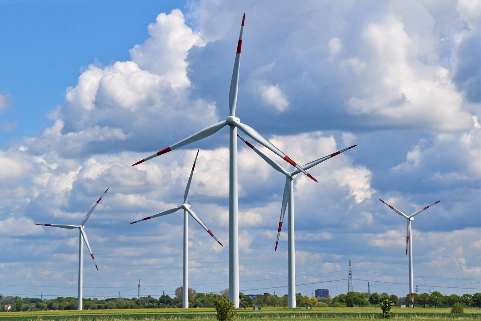 Enerjide yatırımlar artıyor, dışa bağımlılık azalıyor