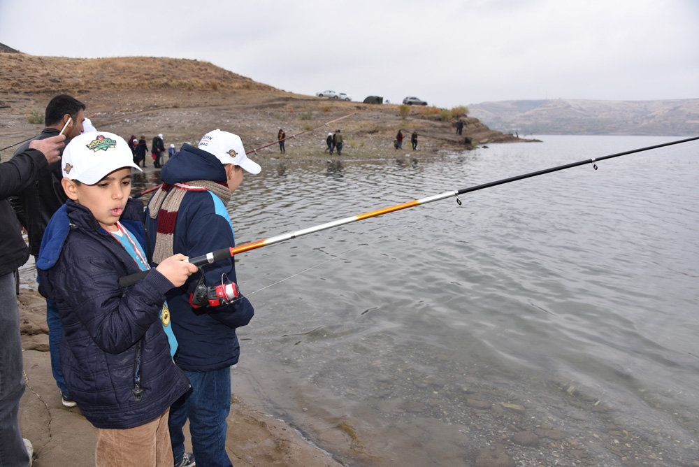 Engelli Çocuklar Fıratta Balık Tuttu, Halay Çekti