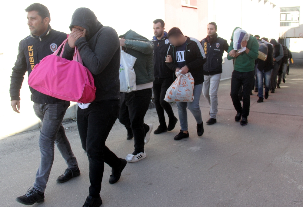 Engelli eşine sürpriz yapmak isteyen engelliyi de dolandırdılar