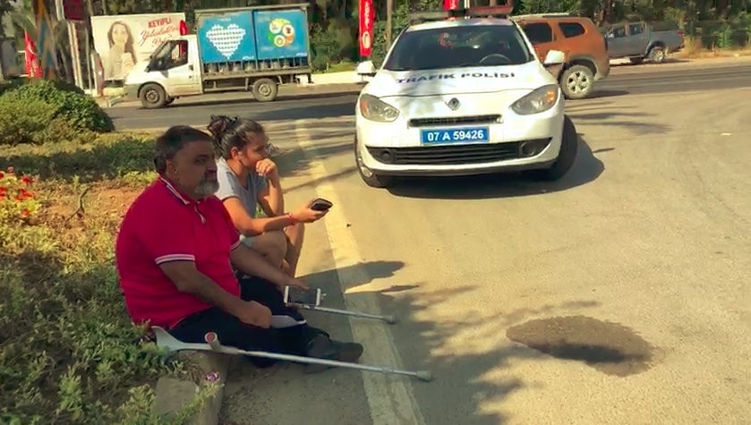 Engelli sürücü ve ailesi kırmızı ışıkta ölümden döndü