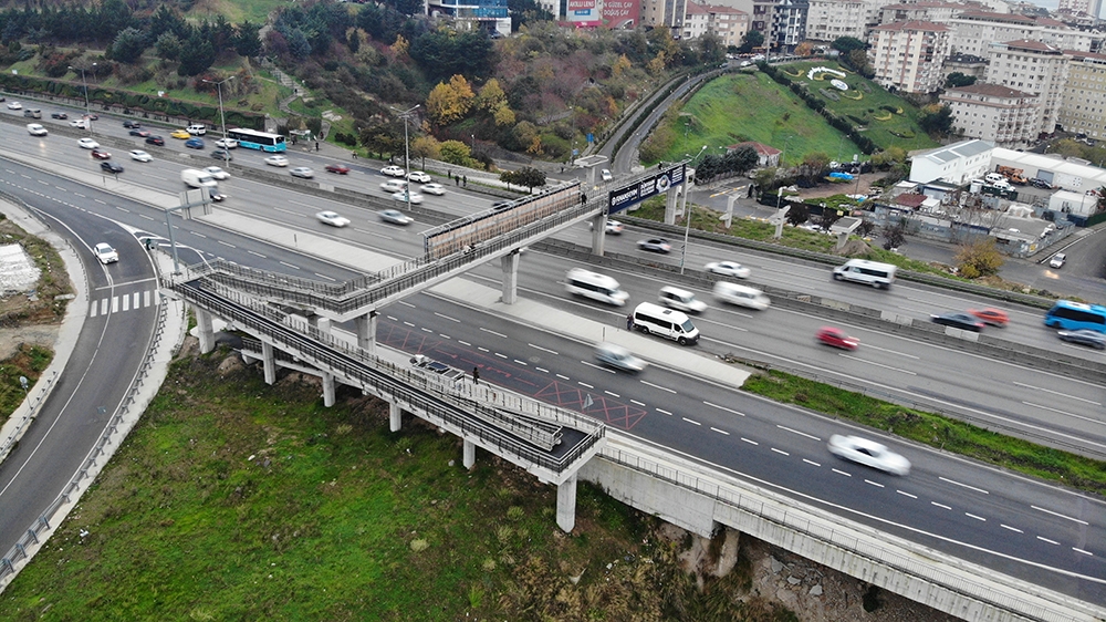 Engelliler Günü’nde pes dedirten görüntü: O üst geçit 1 yıl geçmesine rağmen hala yapılmadı