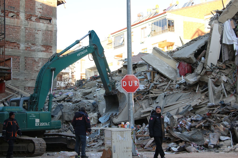Enkaz altındaki 65 yaşındaki kadına ulaşılmaya çalışılıyor