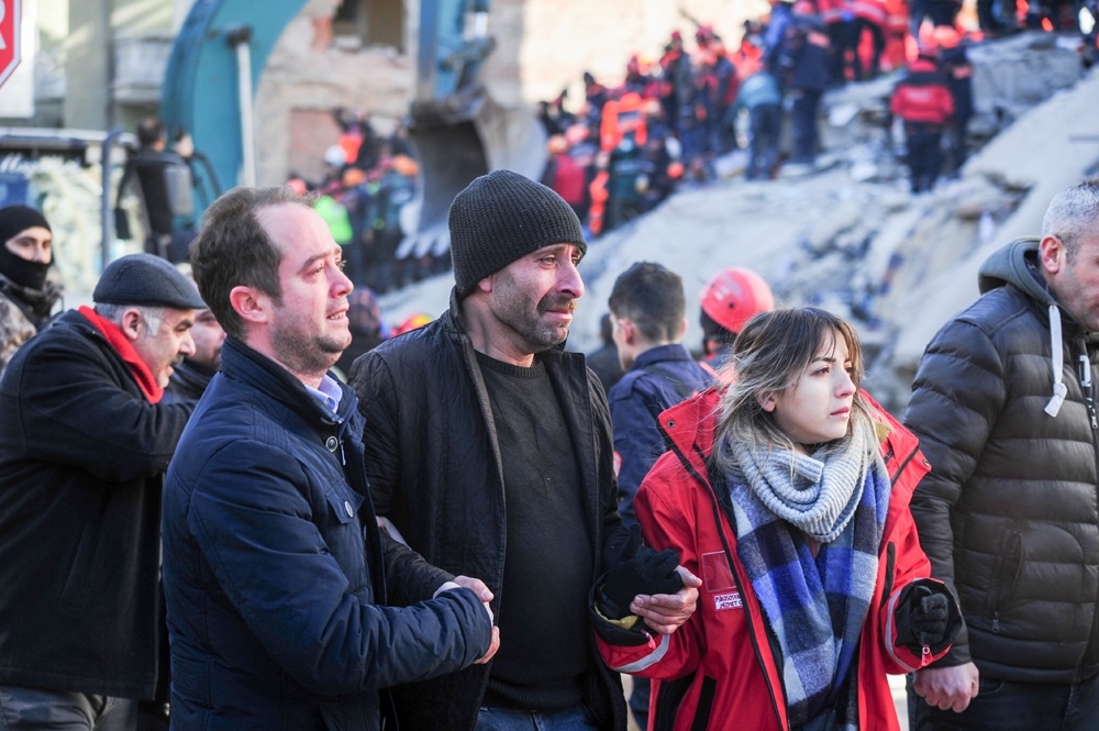 Enkazdan 14 saatin ardından bir kadın daha sağ çıkarıldı