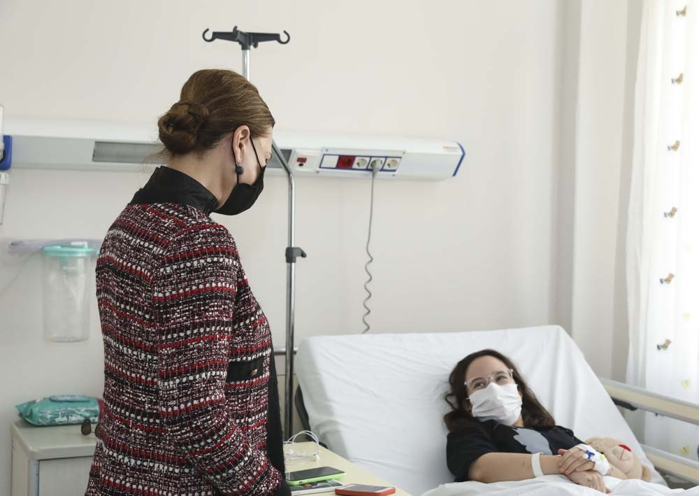 Enkazdan 17 saat sonra kurtarılan İnci, kemanına kavuştu