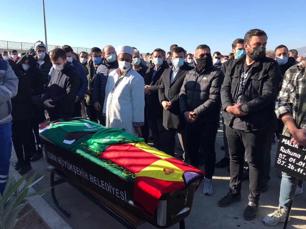Enkazdan kurtarıldıktan sonra hayatını kaybeden amatör futbolcuya acı veda
