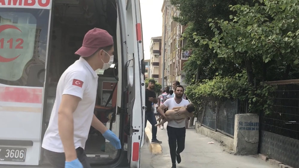 Epilepsi krizi geçiren çocuğunu ambulansa feryatlar içinde taşıdı