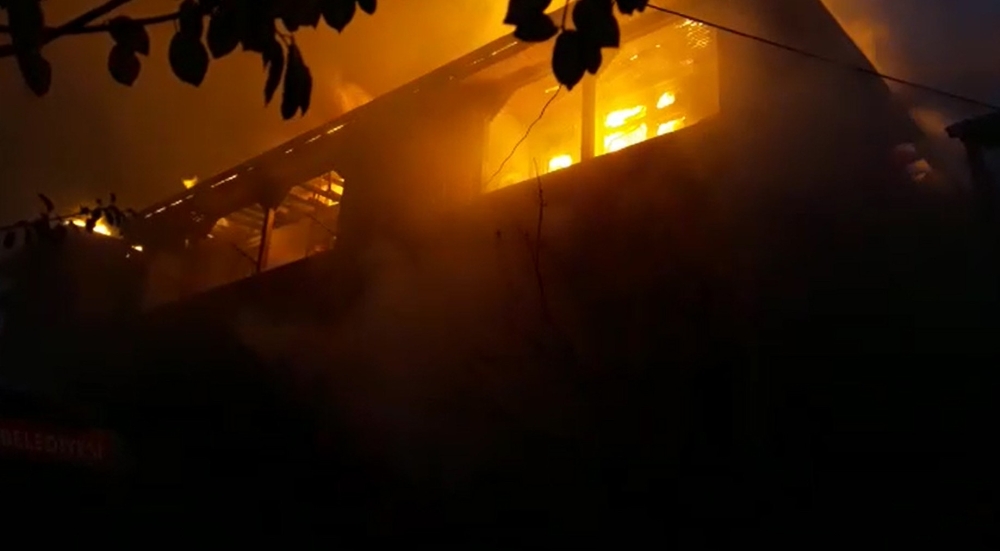 Erbaada Yangın 3 Evi Sardı