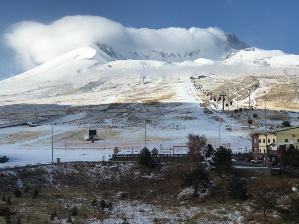 Erciyes Dağı’na sezonun ilk karı yağdı