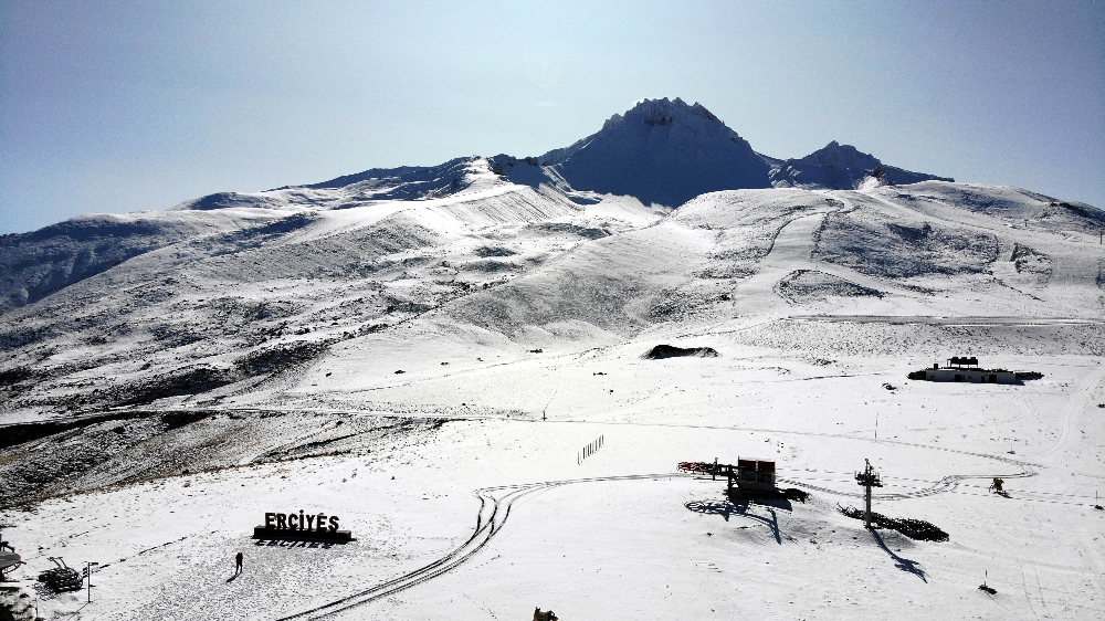 Erciyes’te kar kalınlığı 15 santime ulaştı, zirve beyaza büründü