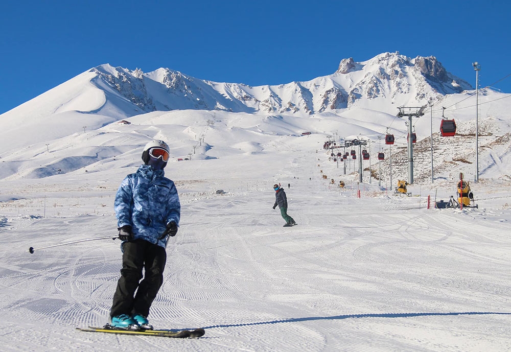 Erciyes’te kayak keyfi tüm hızıyla sürüyor