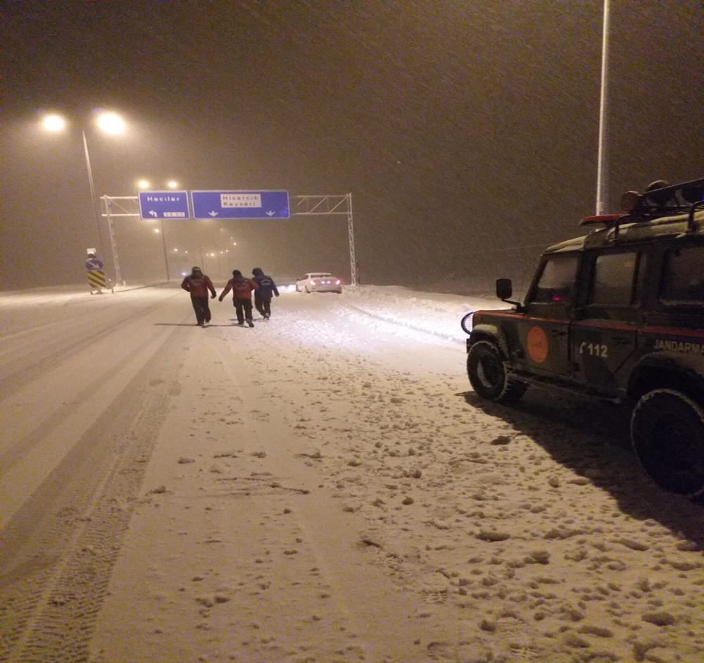 Erciyeste Mahsur Kalan Otomobiller Kurtarıldı