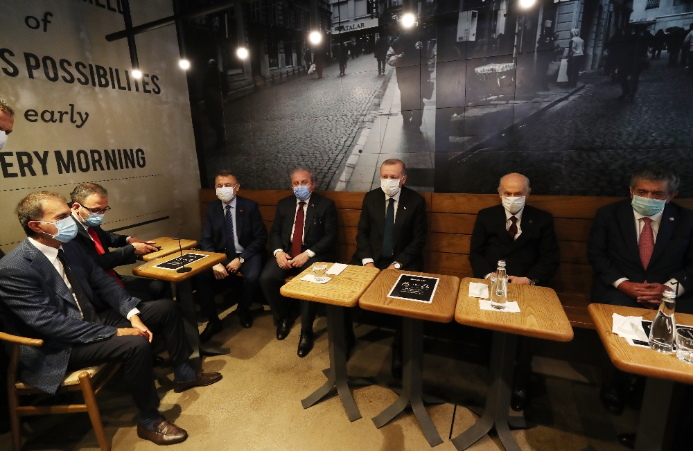 Erdoğan ve Bahçeli Fatih’te bir kafede çay içti