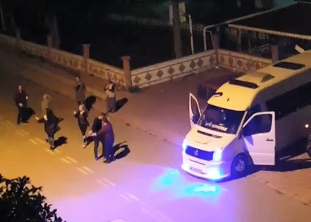 Erik dalı’ oynayarak sağlık çalışanlarına ‘destek’ verdiler, sosyal mesafeyi unuttular