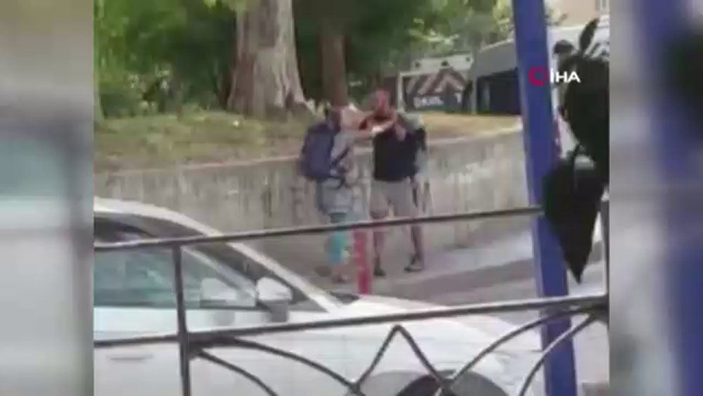 Erkek arkadaşını sokak ortasında dövdü