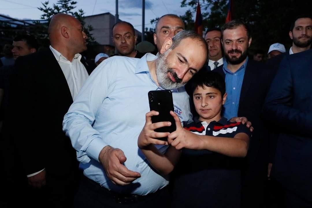 Ermenistan Başbakanı Paşinyan, Azerbaycan’dan oğluna karşı tüm Ermeni esirleri geri istedi