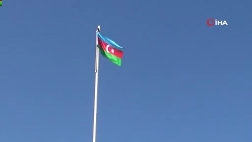 Ermenistan işgalin kurtarılan Fuzuli kentine Azerbaycan bayrağı dikildi