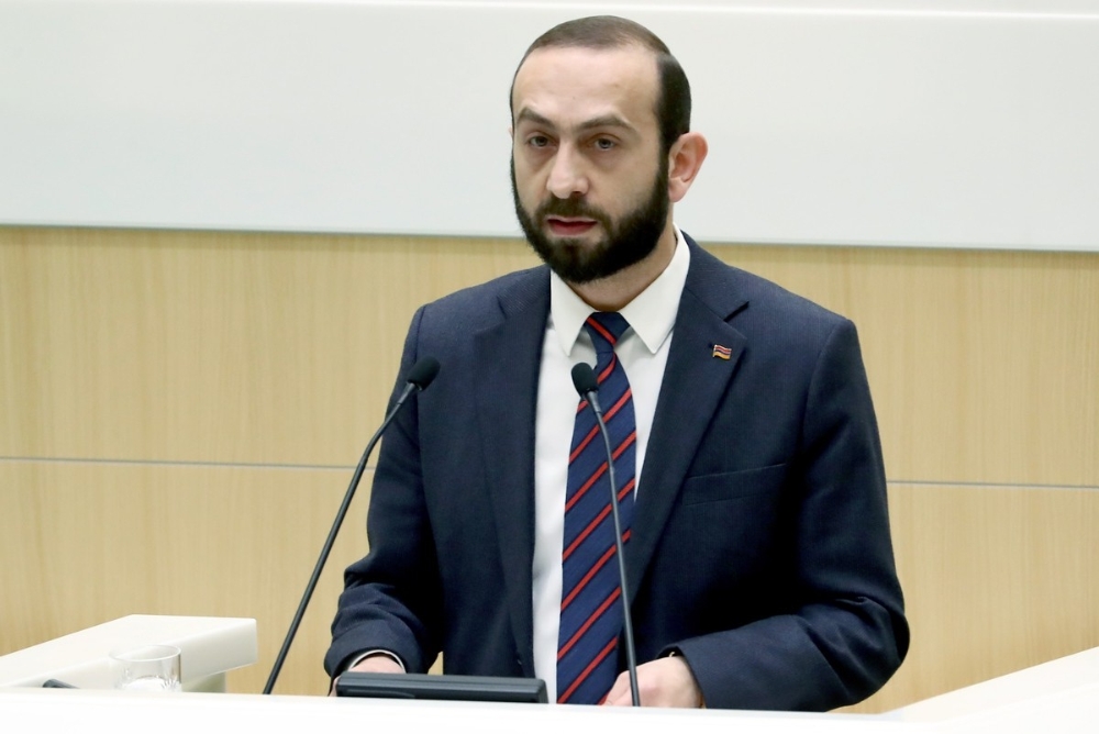 Ermenistan’da göstericiler Meclis Başkanı Mirzoyan’ı linç etti