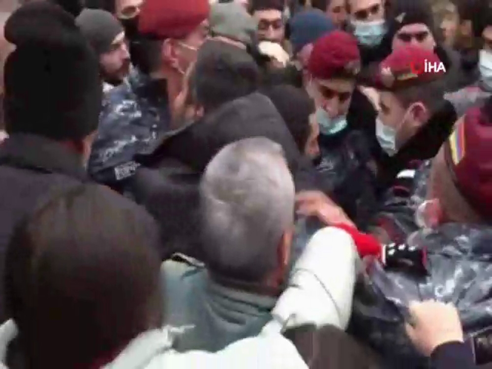 Ermenistan’da Paşinyan’ın istifasına yönelik protestoda 42 gösterici gözaltına alındı