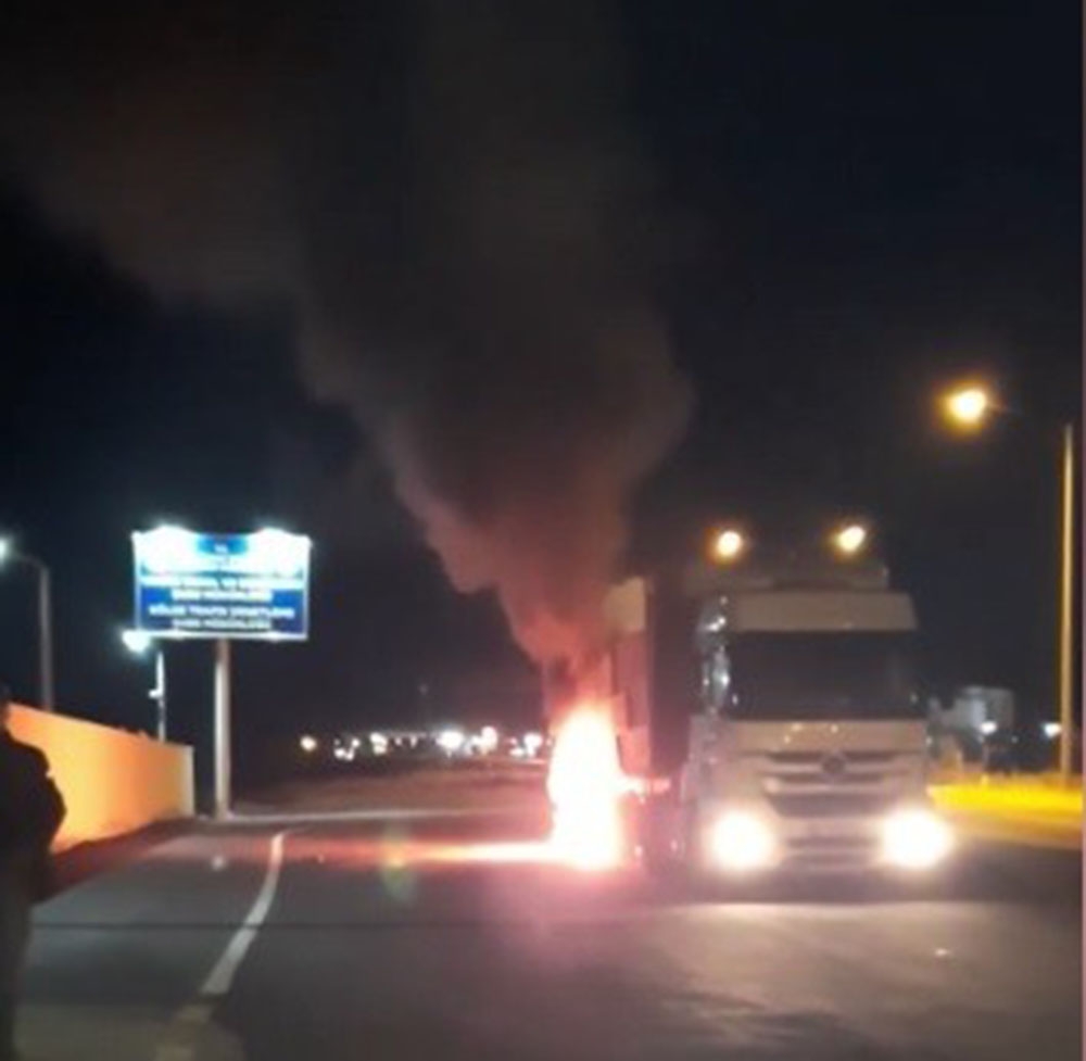Erzincan’da hareket halindeki tırın lastikleri yandı