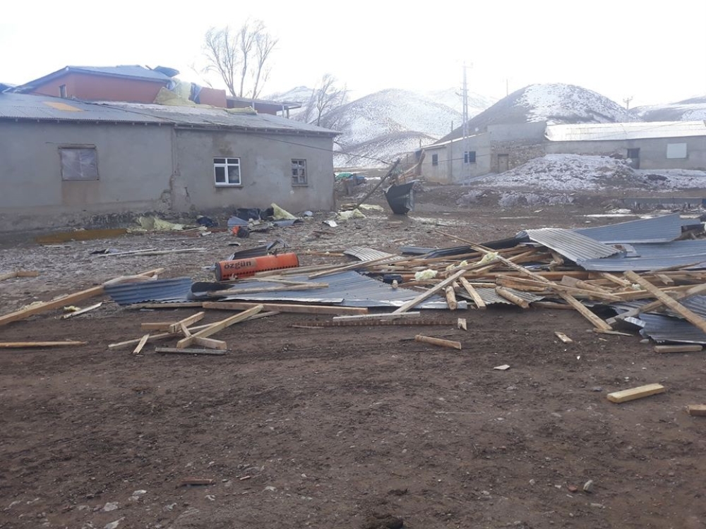 Erzincanda Kuvvetli Rüzgar Çok Sayıda Çatı Uçmasına Neden Oldu