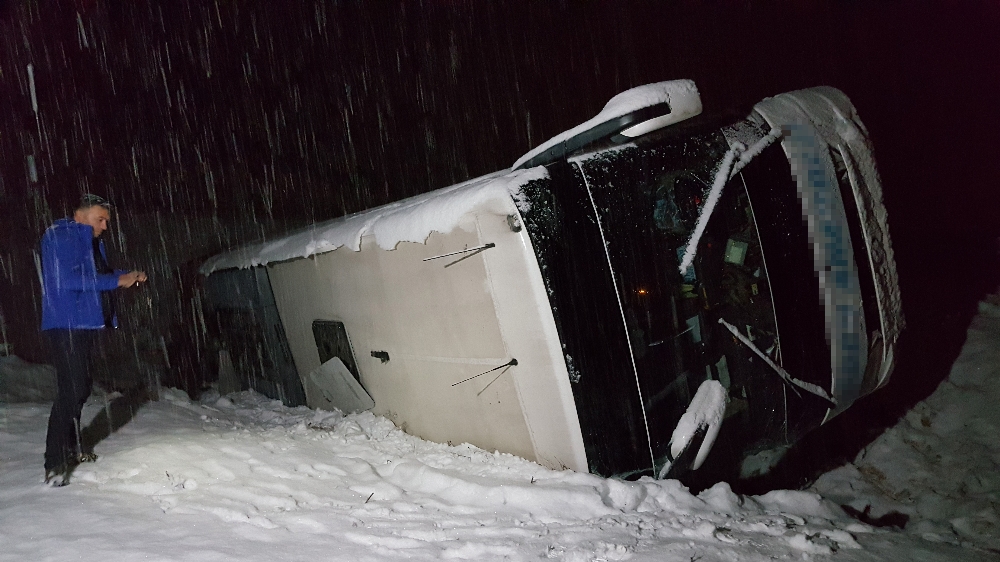 Erzincanda Yolcu Otobüsü Devrildi: 16 Yaralı
