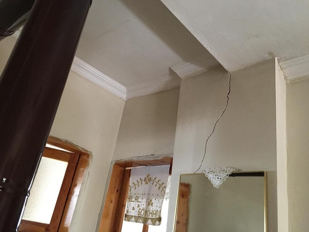 Erzincan’ın Tercan ilçesinde meydana gelen depremde 23 evde hasar oluştu