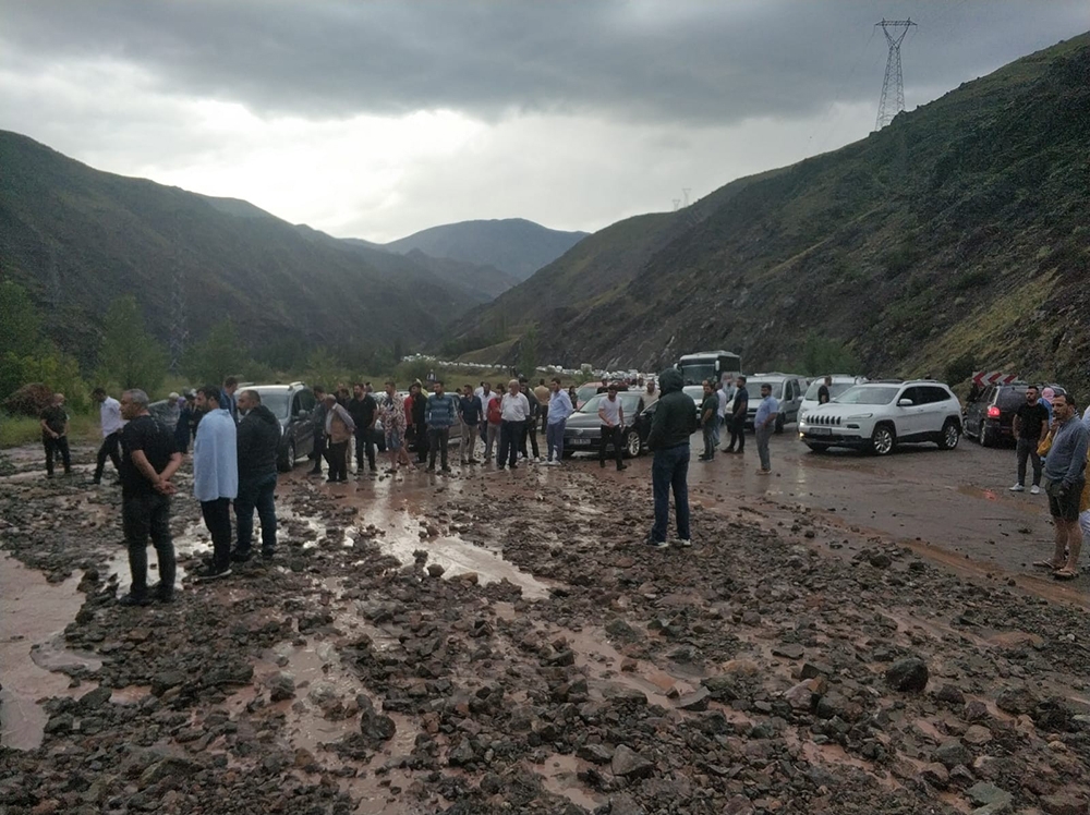 Erzurum - Artvin karayolunda heyelan