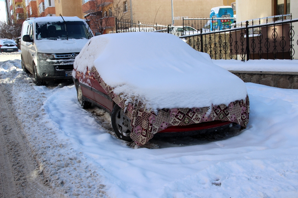 Erzurum buz tuttu, araçların yakıt depoları dondu
