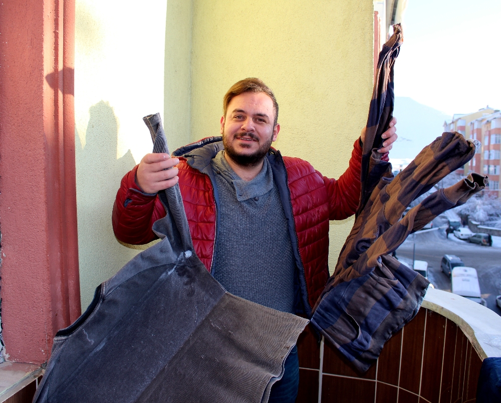 Erzurumda Araç Kapıları Ve Elbiseler Buz Tuttu