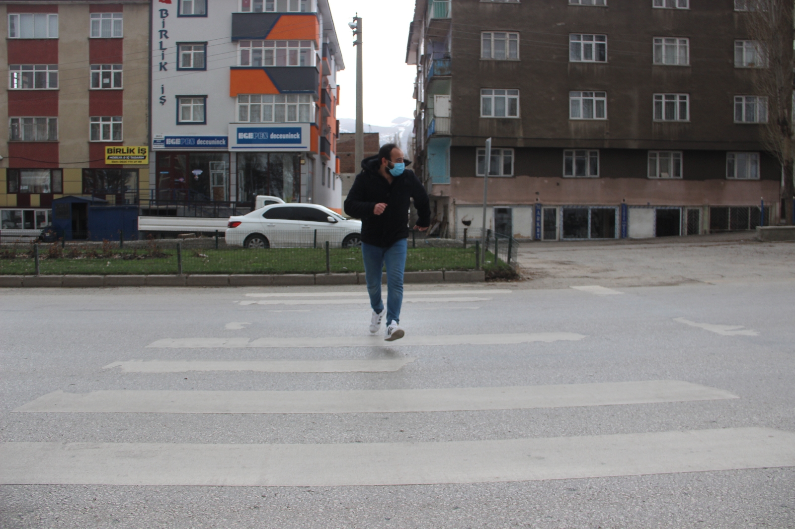 Erzurum’da bir garip yaya geçidi, başı var sonu yok