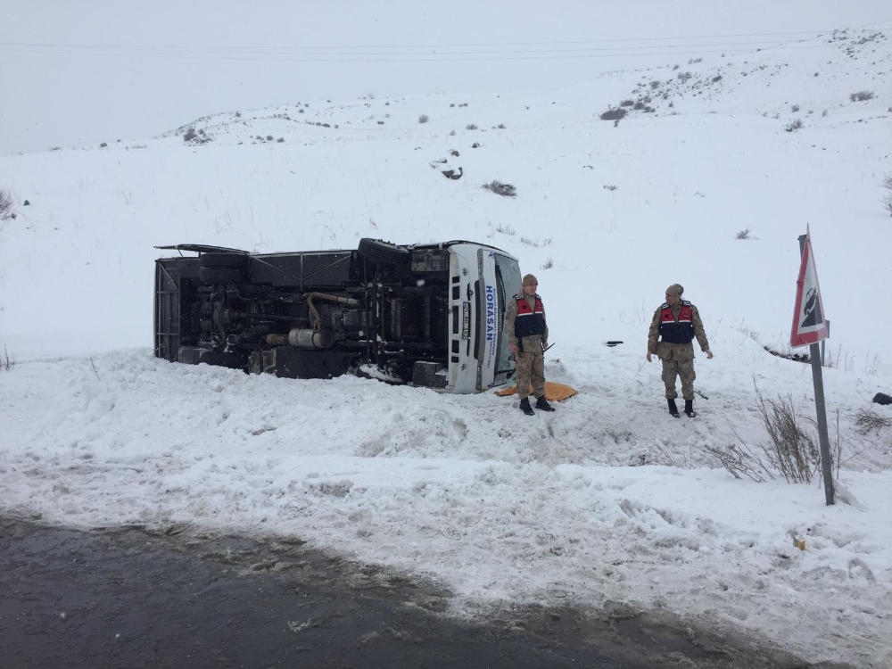 Erzurum’da halk otobüsü devrildi: 1 ölü, 20 yaralı