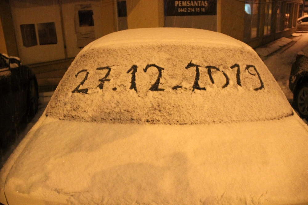 Erzurumda Lapa Lapa Kar Kenti Beyaza Bürüdü