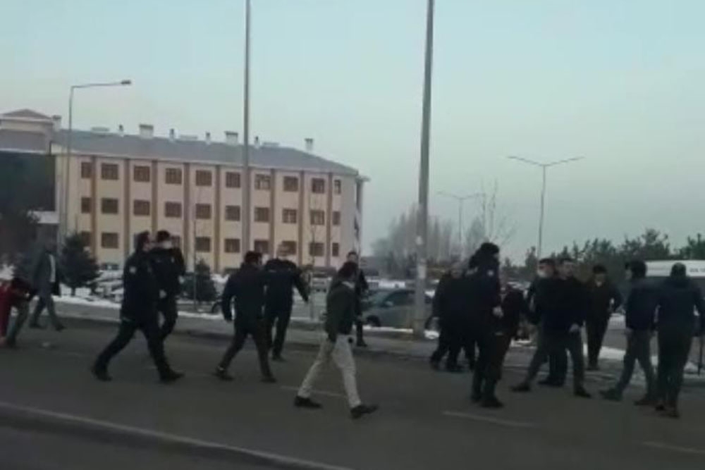 Erzurum’da minibüs şoförlerinin taşlı sopalı kavgası: 9 yaralı