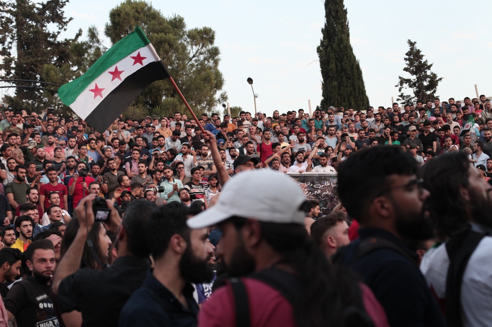 Esad karşıtı eylemlerin kilit isminin ölüm yıl dönümünde binlerce kişi bir arada
