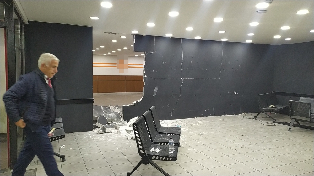 Esenler Otogarında Akılalmaz Şekilde Örülen Duvarı Çekiçle Yıktı