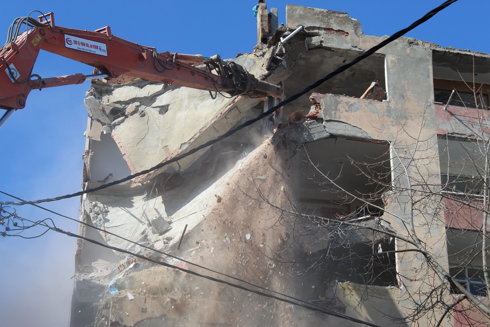 Esenler’de ağır hasarlı binaya kontrollü yıkım