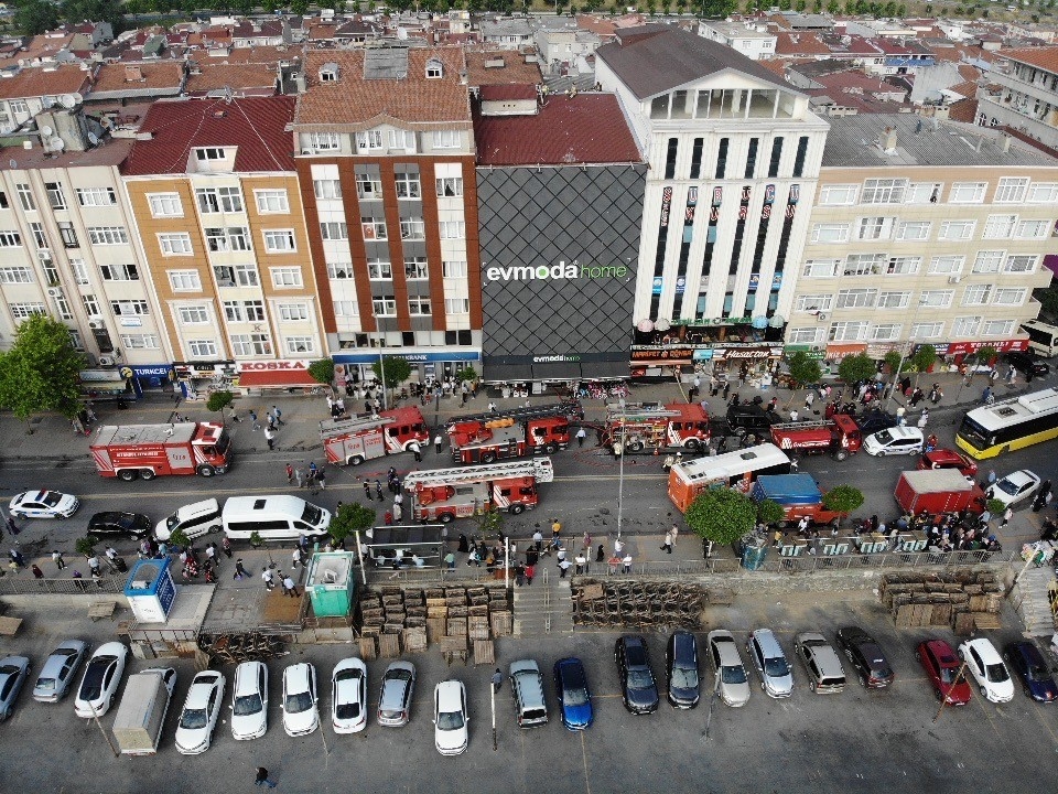 Esenler’de alışveriş merkezinde yangın paniği
