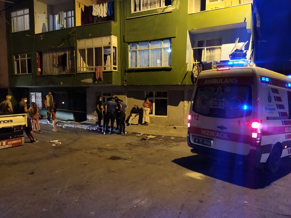 Esenler’de apartmanın merdiveni çöktü: 1 yaralı