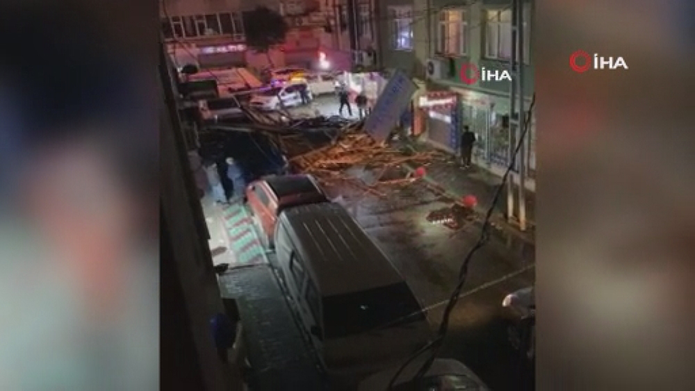 Esenler’de çatının uçma anı kameraya yansıdı