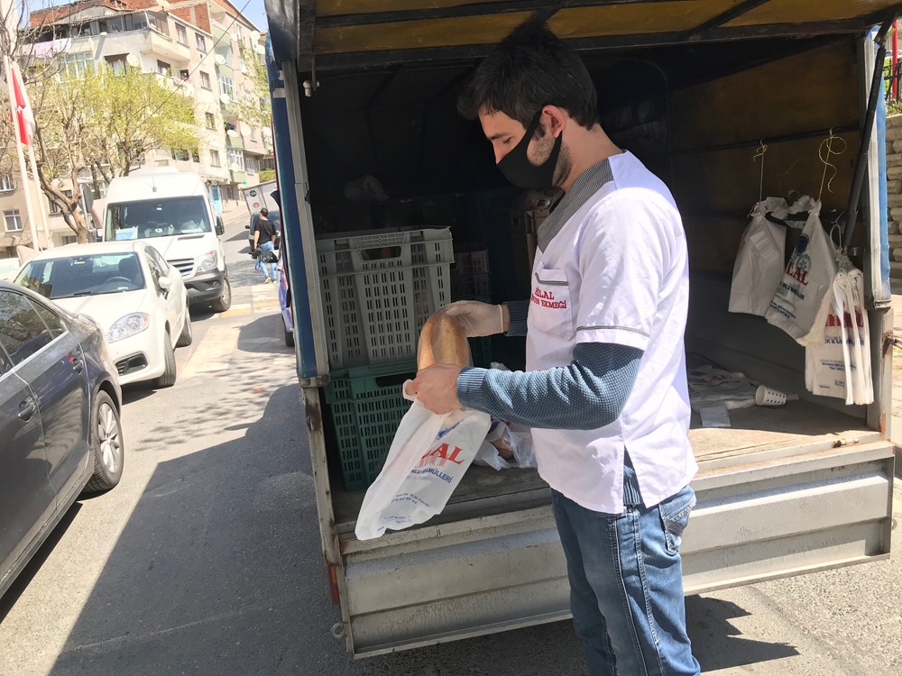 Esenler’de fırıncılar ekmek dağıttı, zabıta anons yaptı