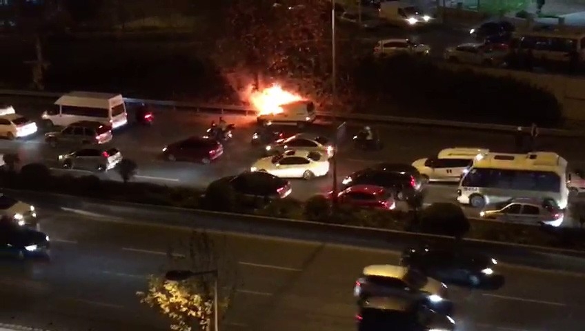Esenlerde Otomobil Yol Ortasında Alev Aldı